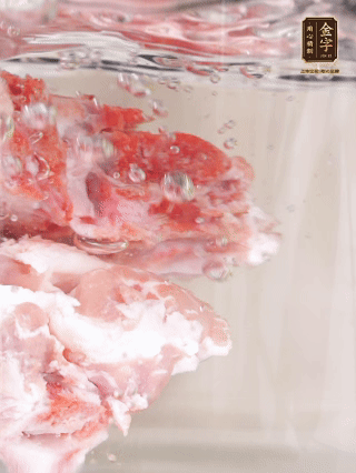 豬骨冷水下鍋，加蔥姜、料酒焯水4分鐘。