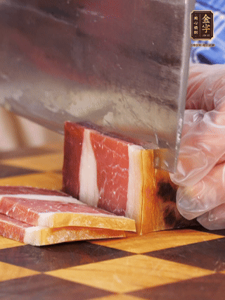 金字火腿切片，溫水浸泡5分鐘